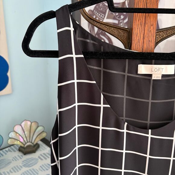 LOFT Geometric Blouse – Monochrome Mod Print, Flowy Minimalist Fit size M - Picture 3 of 8